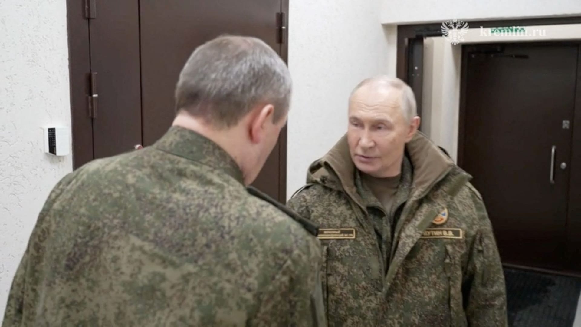 Wladimir Putin (r): Selenskyj und Trump wollen verhandeln – er spricht in Uniform.