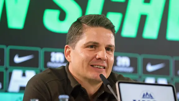 Pirmin Schwegler bei seiner ersten Pressekonferenz in Wolfsburg