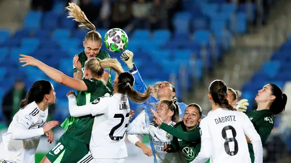 Die Fußballerinnen des VfL Wolfsburg im Spiel bei Real Madrid | IMAGO/Guillermo Martinez Die Fußballerinnen des VfL Wolfsburg im Spiel bei Real Madrid