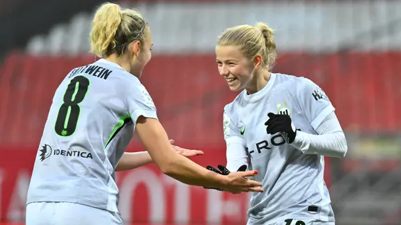 Justine Kielland (r.) und Lena Lattwein vom VfL Wolfsburg bejubeln ein Tor | IMAGO/Zink Justine Kielland (r.) und Lena Lattwein vom VfL Wolfsburg bejubeln ein Tor