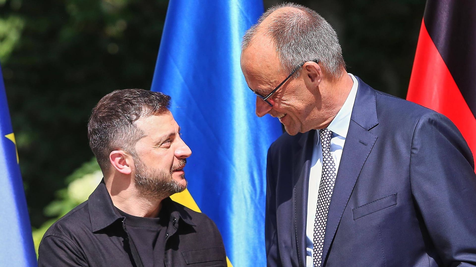 Wolodymyr Selenskyj (l) und Friedrich Merz (Archivbild): Die Ukraine braucht das Geld nicht nur für die Verteidigung.