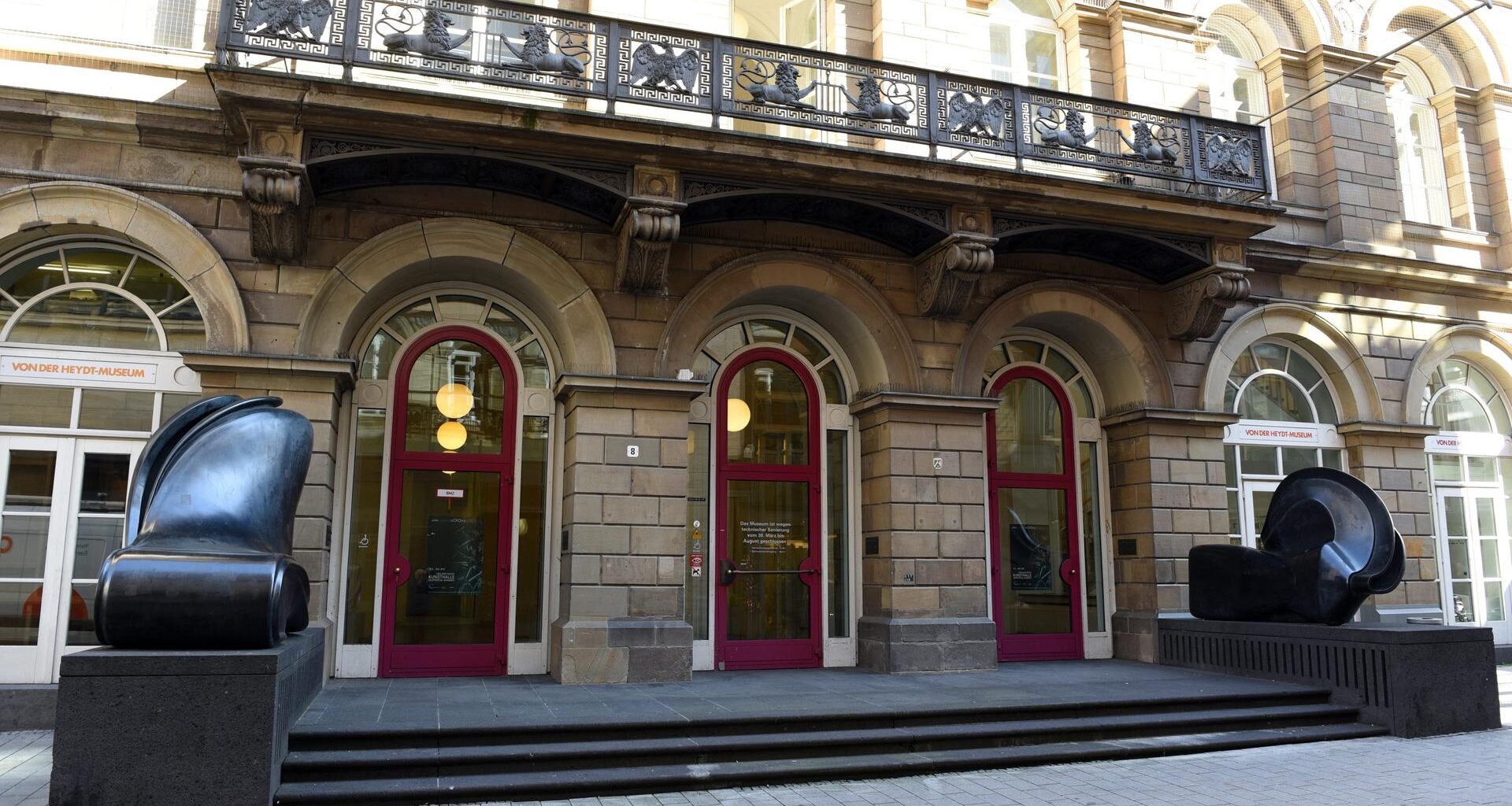 Das Von der Heydt-Museum (Haupteingang) mit der Bronzeskulptur Mörser/Flasche des Künstlers Tony Cragg, in Wuppertal (Nordrhein-Westfalen).