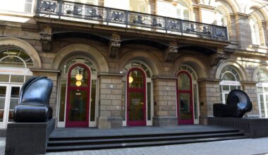 Das Von der Heydt-Museum (Haupteingang) mit der Bronzeskulptur Mörser/Flasche des Künstlers Tony Cragg, in Wuppertal (Nordrhein-Westfalen).