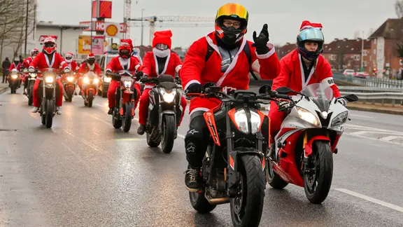 Teilnehmer fahren beim zehnten X-Mas-Ride durch die Stadt.