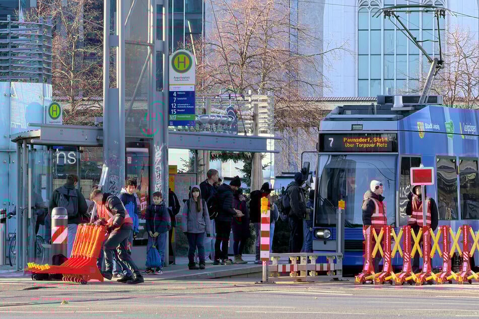 Ein Kraftakt: Sicherheits-Mitarbeiter müssen die schweren Sperrelemente fast im Minutentakt verrücken.
