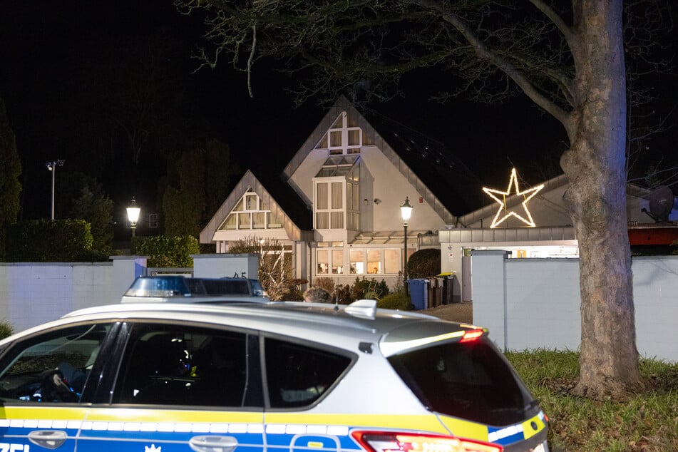 Die Polizei war am frühen Mittwochabend zu dem Wohnhaus in Wickrath-Mitte alarmiert worden.