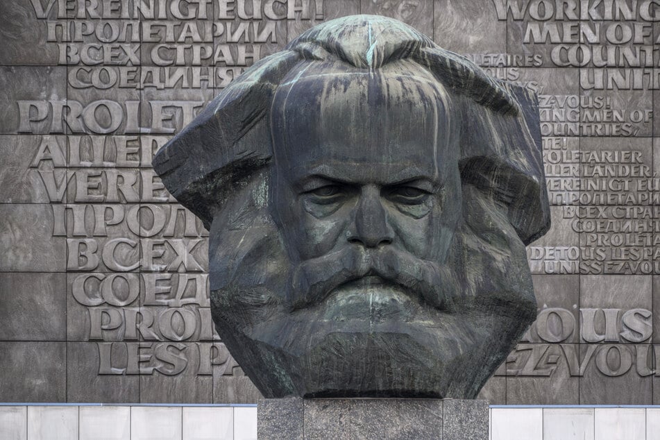 Chemnitzer Wahrzeichen mit Signalwirkung: Der "Nischel" könnte nach dem Willen der SPD-Fraktion vom Sockel direkt in die Ampel wandern.