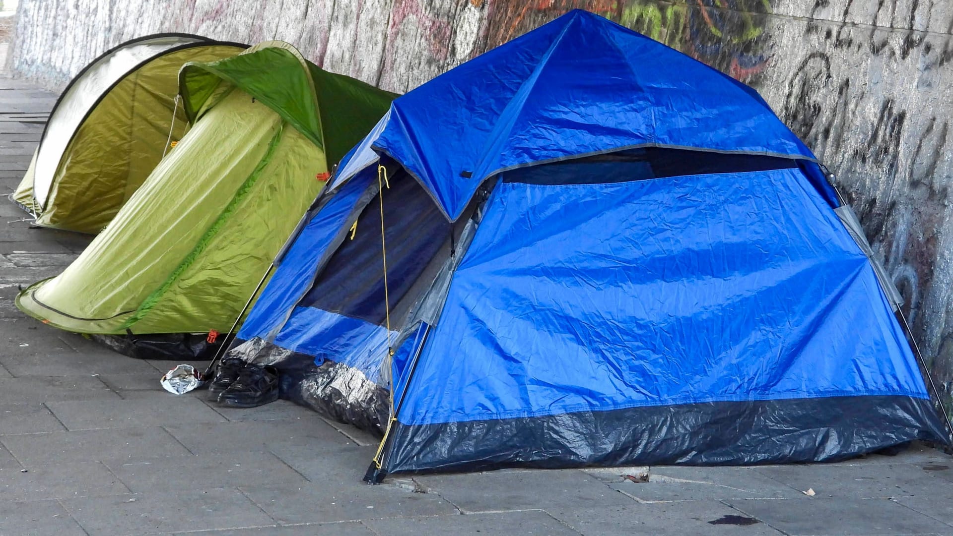 Zelte unter der Kennedybrücke (Archivbild): Rund 4.000 Hamburger gelten offiziell als wohnungslos ohne Unterkunft.