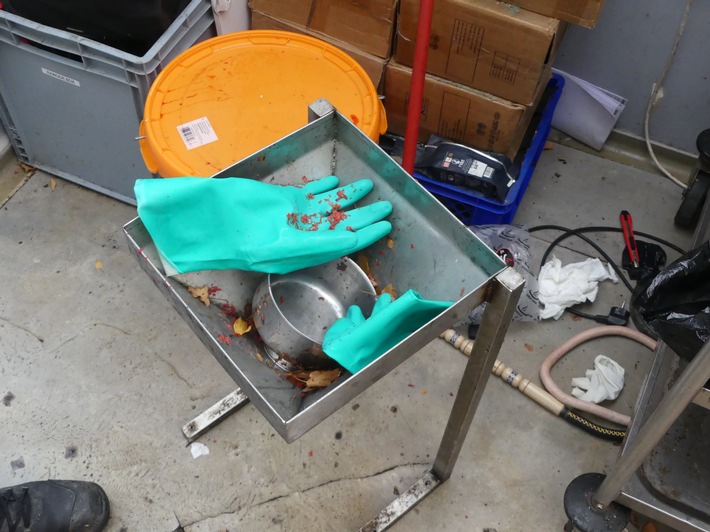 ZOLL-E: Staatsanwaltschaft Düsseldorf und Zollfahndung Essen durchsuchen mutmaßlich illegale Shisha-Tabak-Anlage - über 2,7 Tonnen Shisha-Tabak sichergestellt