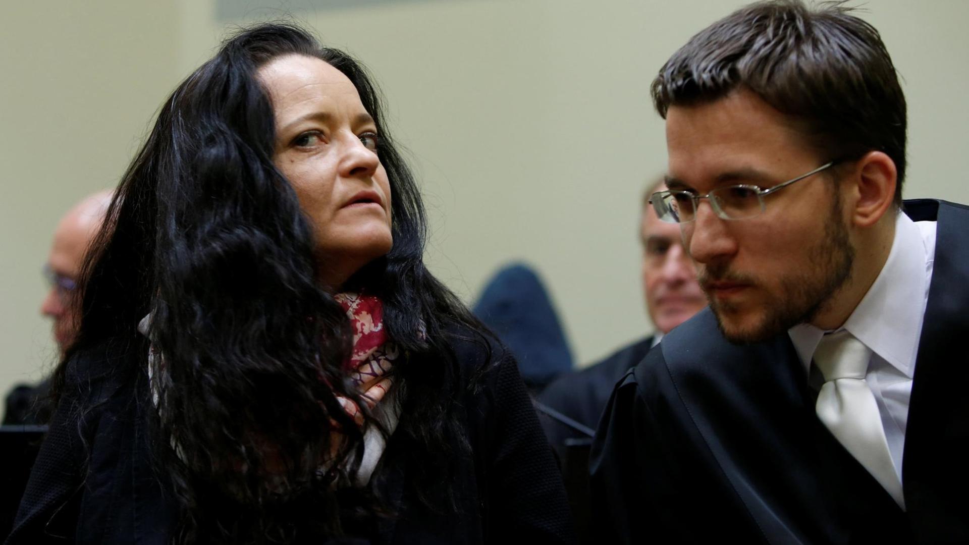 Beate Zschäpe mit ihrem Anwalt