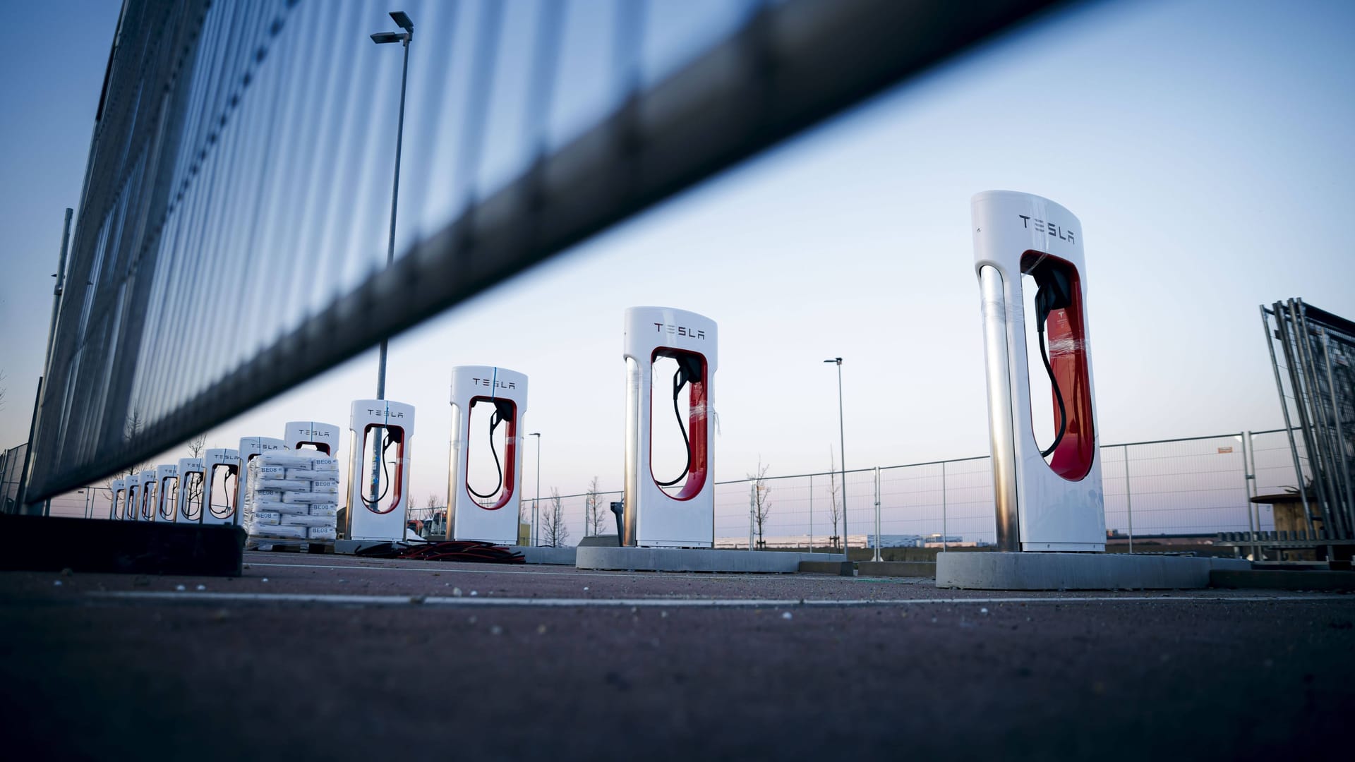 Zu wenige Säulen, lahme Leistung und fehlender Komfort: Das Laden an Autobahnen kommt nicht in Fahrt. Aus gutem Grund.