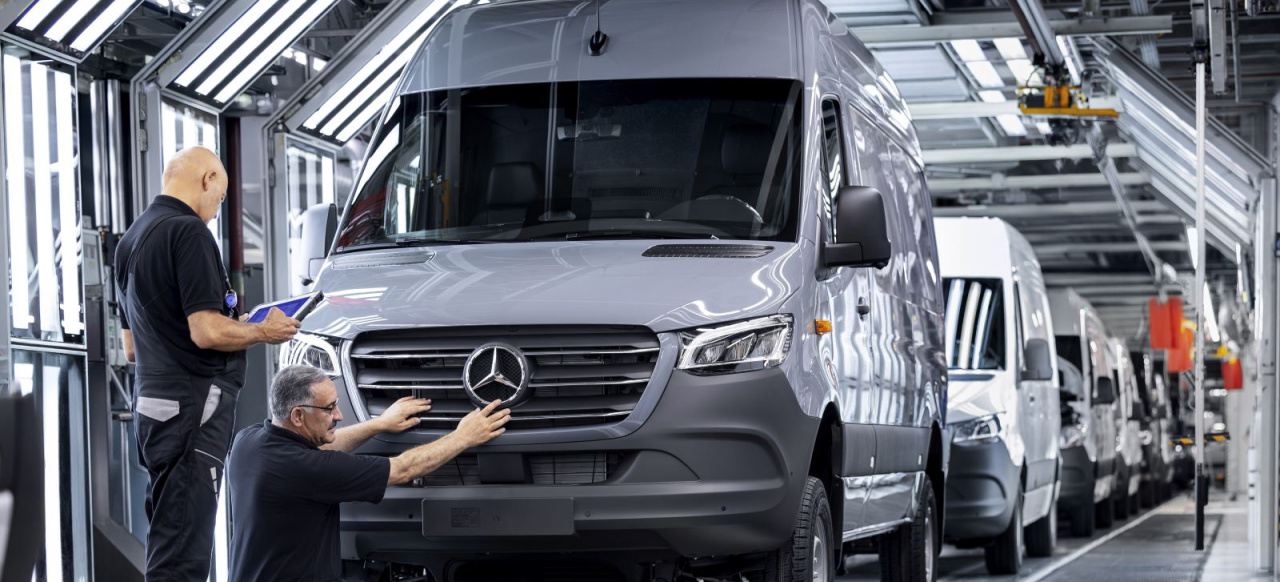 Zukunft des Sprinterwerks Düsseldorf gesichert: Verbrenner-Produktion gibt 5.500 Mercedes-Mitarbeitern eine Perspektive - News - Mercedes-Fans