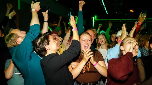 Unterstützerinnen und Unterstützer jubeln in dem Lokal in dem die Wahlparty der Initiative "Hamburger Zukunftsentscheid" stattfindet. 