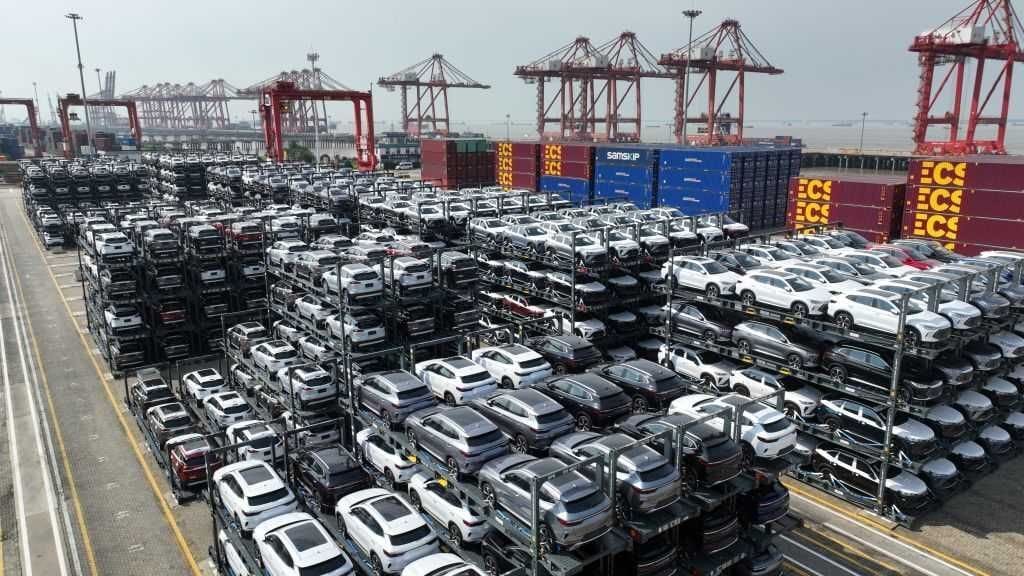 Zum Export vorbereitete E-Autos in Shanghai.