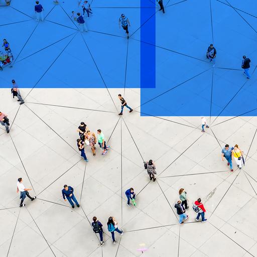 Das Bild zeigt das Logo der Sendung "Zur Diskussion". Es zeigt verschiedene Menschen aus der Vogelperspektive, sie sind miteinander verbunden durch ein Netz von Linien auf dem hellen Boden. Darüber sind halbtransparente blaue Rechtecke zu sehen.