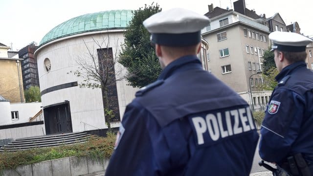 Zwei Polizisten stehen vor der Neuen Synagoge in Düsseldorf