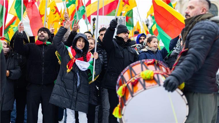  Der Protest richtet sich gegen Gewalt in Nordsyrien. - Foto: Michael Matthey