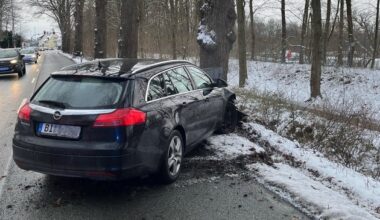 POL-BI: Pkw prallt gegen Baum