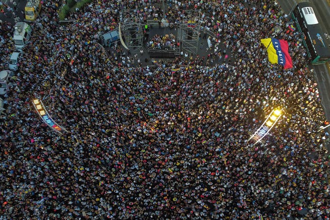 Venezolaner in Argentinien feiern am Obelisken in Buenos Aires die Operation der USA gegen den venezolanischen Präsidenten Nicolás Maduro.