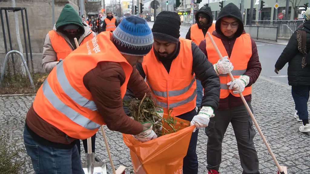 01-01-2026-Berlin-Muslimische-Jugendliche-saeubern-nach-Silvester-in-Neukoelln-eine-Strasse