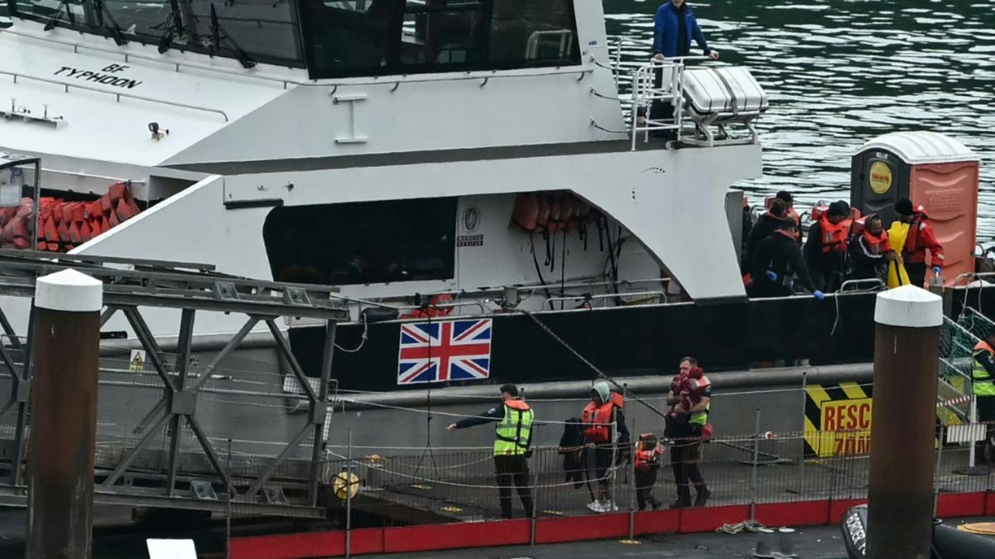 Migranten auf einem Schiff der Grenzschutzbehörde