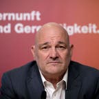 Robert Crumbach will künftig als parteiloser Finanzminister im Amt bleiben.