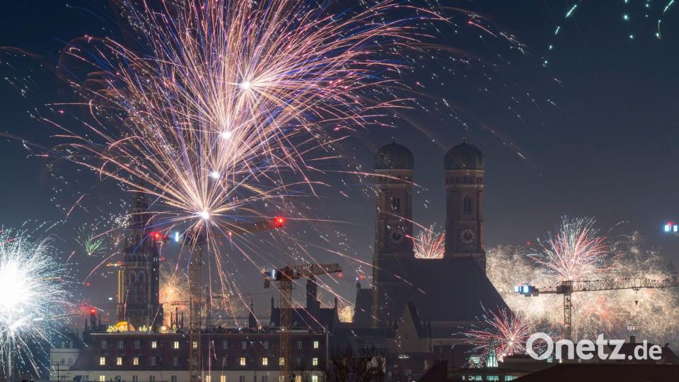 Feuerwerk über der Münchner Innenstadt. Zu einer privaten Party auf der Ludwigstraße kamen etwa 10.000 Leute. Bild: Peter Kneffel/dpa