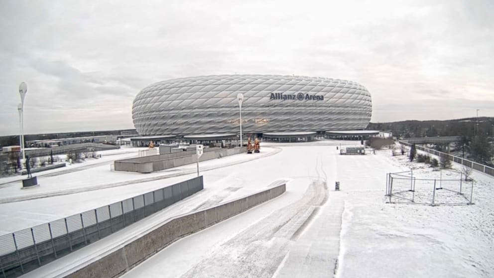 Die Wege rund um das Stadion der Allianz Arena sind leicht verschneit