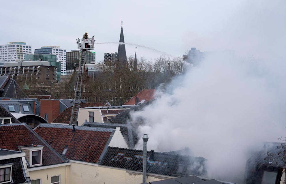 Die Feuerwehr löscht den Brand