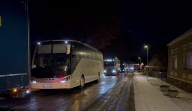 Ein Unfall mit einem Lastwagen auf der A9 sorgte dafür, dass seit Freitagabend viel Verkehr in die Umgebung ausweichen musste -