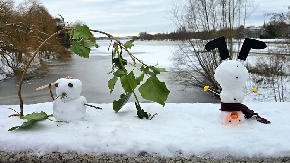 Die Kreativität der Hamburger kennt kaum Grenzen: Ein Schneemann steht sogar auf dem Kopf