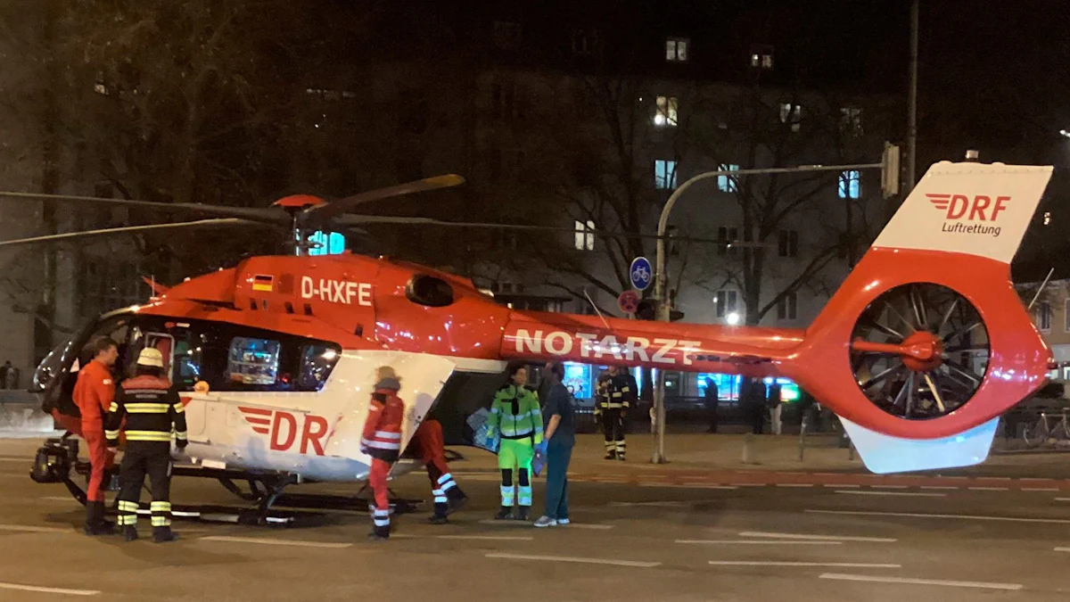 Rettungseinsatz: Hubschrauber landet auf dem Goetheplatz - München