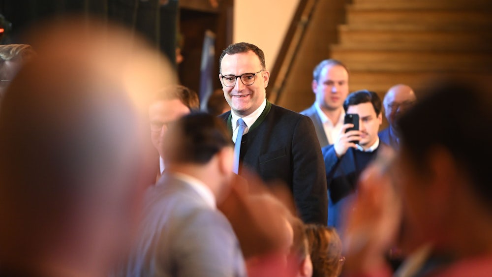 Unionsfraktionschef Jens Spahn lobt aus Berlin kommend Bayern als ein Land, „in dem die Flughäfen funktionieren, in dem es Strom gibt“.