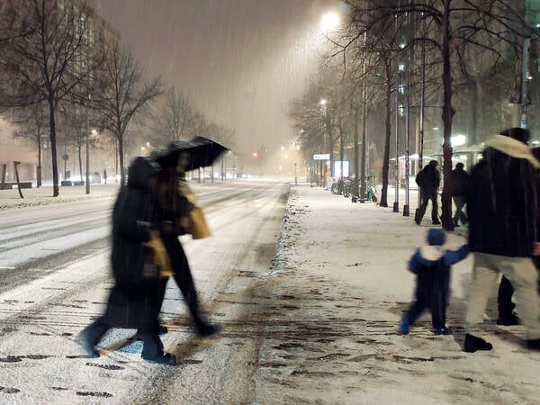 04.01.2026, Berlin - Deutschland. Schneetreiben bei Nacht. *** 04 01 2026, Berlin Germany Driving snow at night