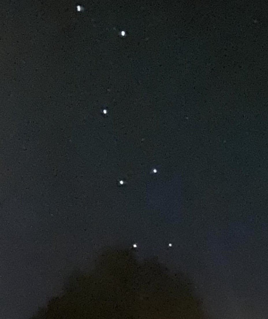 Die acht Satelliten hielt ein Anwohner für Drohnen