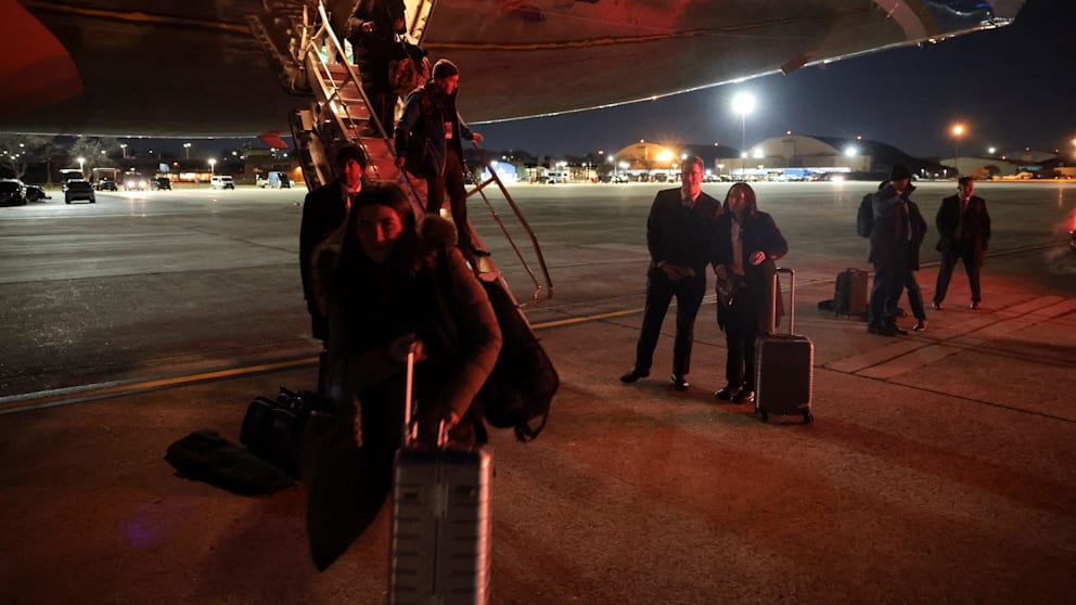 Alle Mann raus! Die Passagiere werden nach der Elektrik-Panne auf eine andere Maschine umgelegt