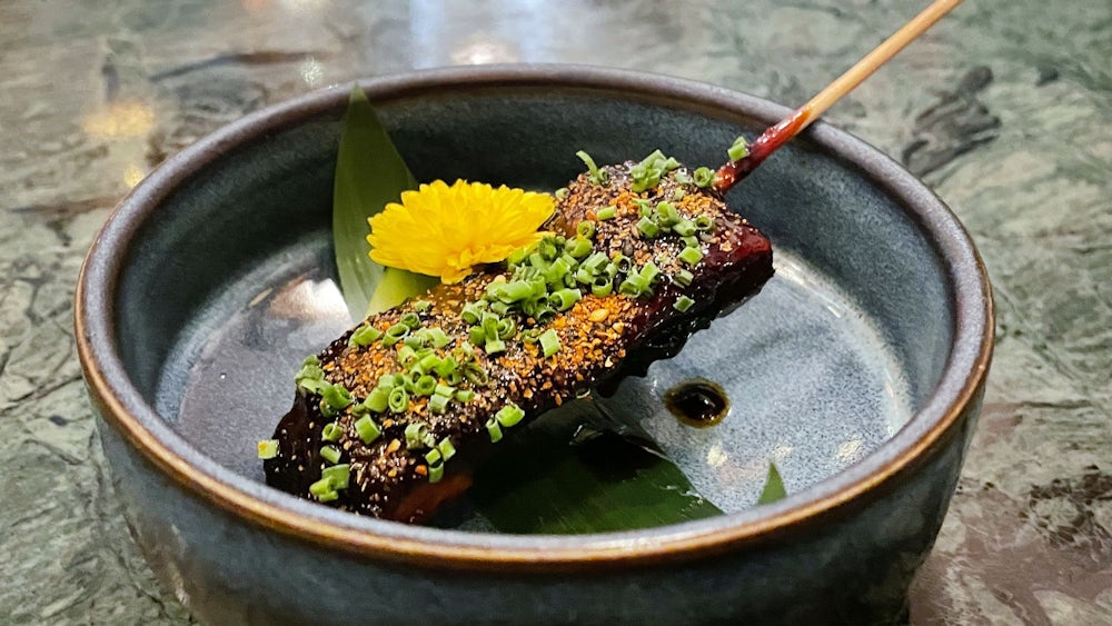 Moderne Tradition: Malcom Lees Küche basiert auf Tradition, wird aber neu interpretiert, wie hier bei einem auf Holzkohle gegrillten Bangus Belly Satay mit Kicap-Manis-Glasur.