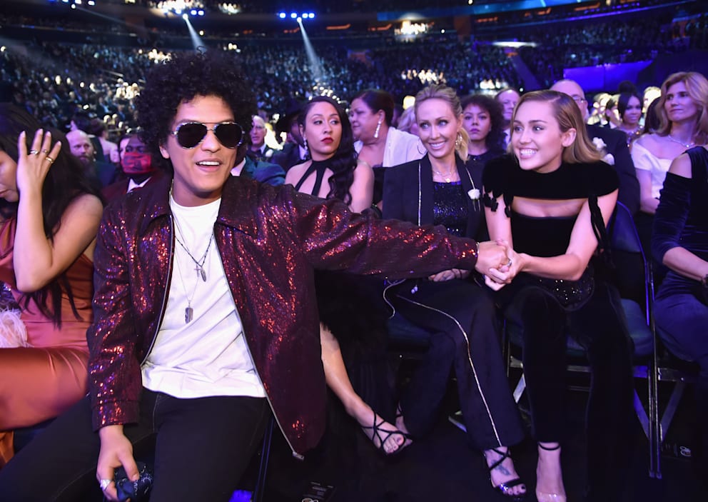 Wenn Stars zu Fans werden: Bruno Mars begeistert selbst Miley Cyrus (33, r.)