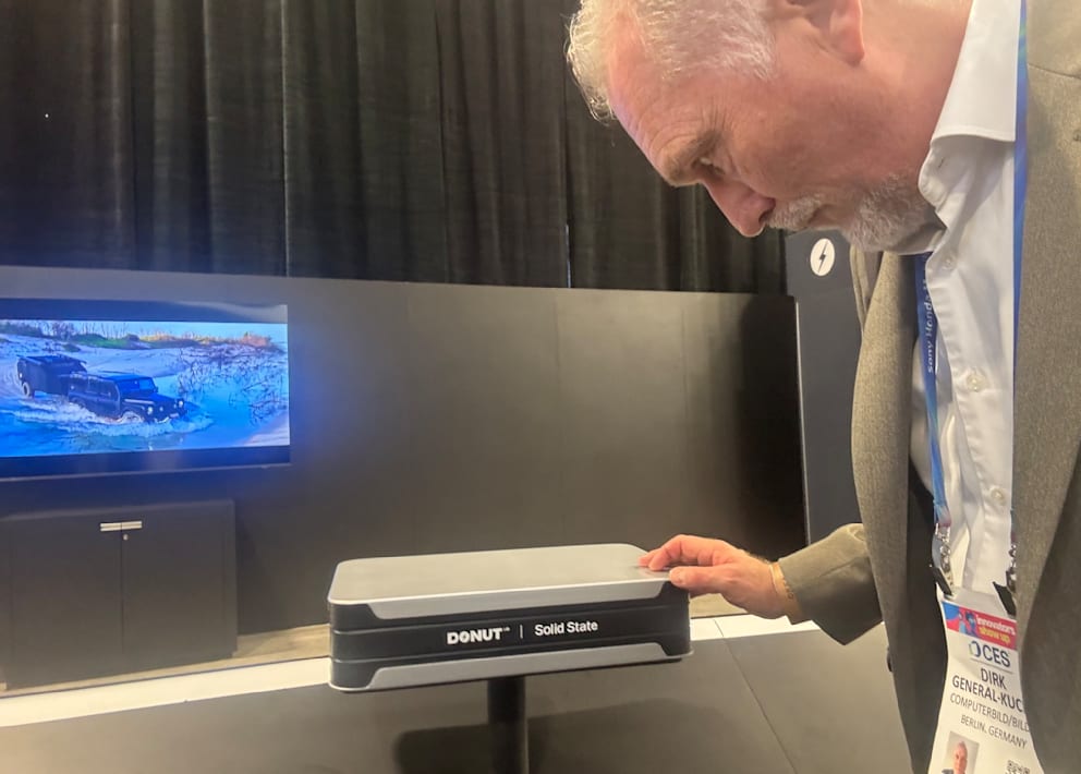 COMPUTER BILD-Chefredakteur Dirk General-Kuchel inspiziert den Superakku auf der CES