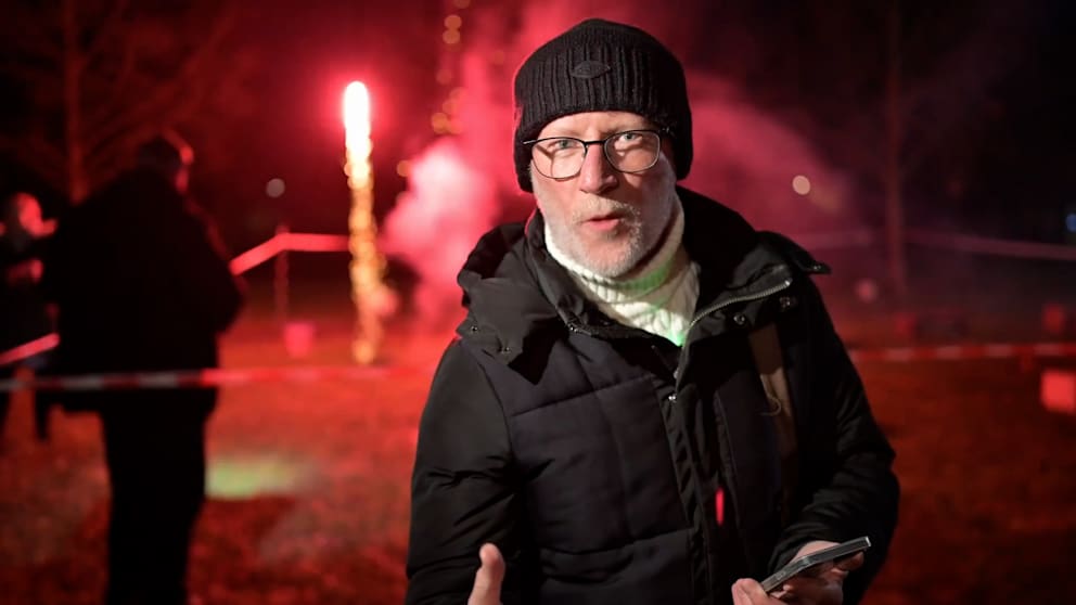 BILD-Reporter Karsten Kehr maß die Zeit, in der „Böller-Mario“ 4500 Euro verknallte