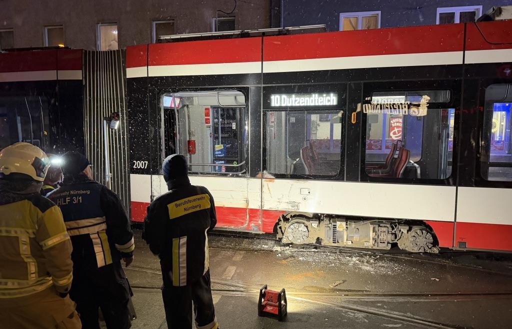 Zwei Straßenbahnen in Nürnberg zusammengestoßen – drei Menschen verletzt