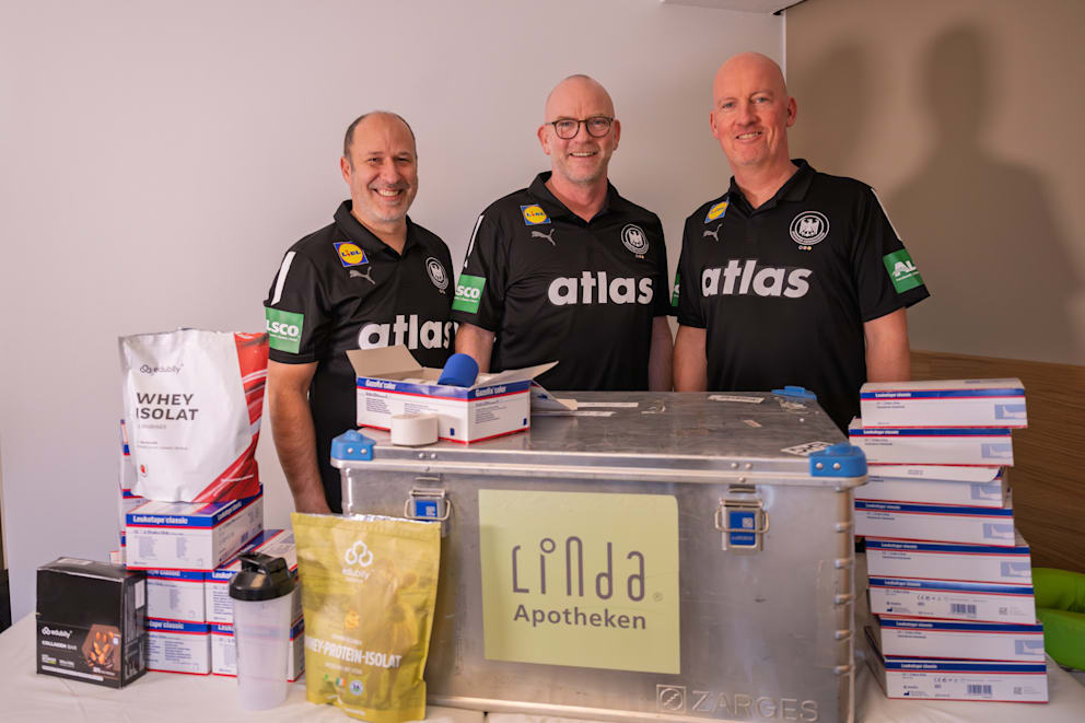 Das Team hinter dem Team: Götzenberger, Lübke und Dennis Finke (50/v.l.n.r.) mit einem Teil ihres Equipments