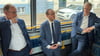 Landesverkehrsministerin Dr. Wolfgang Blank (v.l.) bei einem Pressetermin in einem Ersatzbus mit Ecovista-Geschäftsführer Michael Bader und Alexander Kaczmarek, Konzernbevollmächtigter der Deutschen Bahn für Berlin, Brandenburg und Mecklenburg-Vorpommern