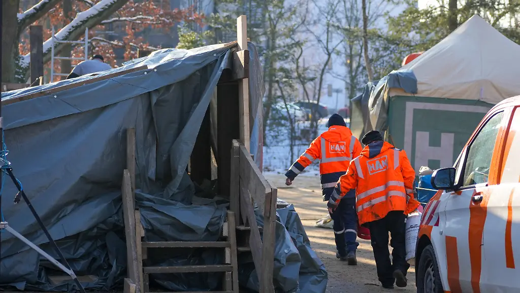 07-01-2026-Berlin-Mitarbeiter-der-HAN-Netzbau-GmbH-tragen-auf-dem-Gelaende-des-Umspannwerkes-an-der-Argentinischen-Allee-Material-hinter-ein-Zelt-Nach-dem-tagelangen-grossflaechigen-Stromausfall-im-Berliner-Suedwesten-ist-die-Stromversorgung-fuer-das-betroffene-Gebiet-wieder-angelaufen