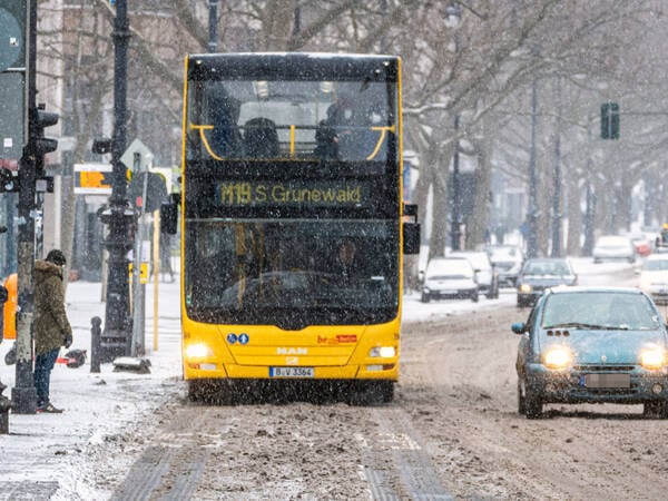  07.02.2021,Berlin,Deutschland,GER, ein BVG Autobus M19 bei winterlichen Bedingungen am Kurfürstendamm. *** 07 02 2021,Berlin,Germany,GER, a BVG bus M19 in winter conditions at Kurfürstendamm