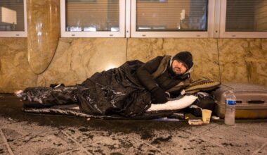 Mit einem Schlafsack schützt sich Andrej gegen die Kälte. Foto: Boris Roessler/dpa