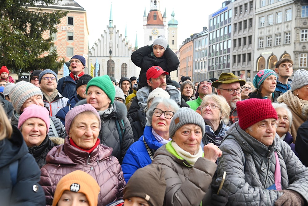 Die alte Münchner Tradition lockte die Menschen auf den frostigen Marienplatz.
