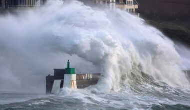 Riesenwelle an der Nordwestküste Frankreichs