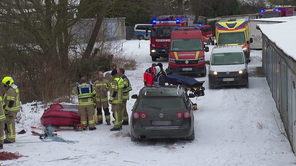 Die Rettungskräfte am Ufer des Löschwasserteiches in Wendorf
