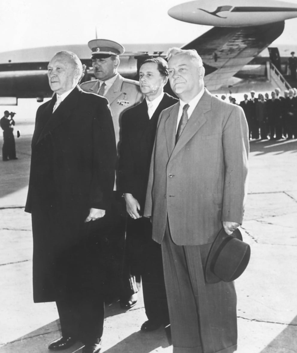 Bundeskanzler Konrad Adenauer (l) wird bei seiner Ankunft auf dem Flughafen in Moskau am 08.09.1955 von dem russischen Ministerpräsidenten Nikolai Bulganin (r) empfangen.